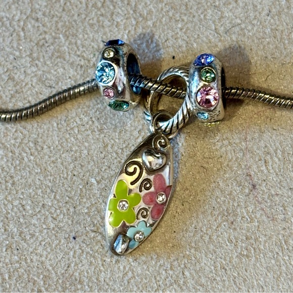 🆕 Brighton Surf’s Up charm Surfboard w. enameled flowers in green, blue & pink - Picture 5 of 5